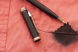 Как быстро отстирать чернила от ручки с одежды в домашних условиях?