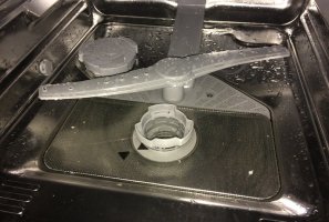 Почему в посудомоечной машине остаётся вода на дне?