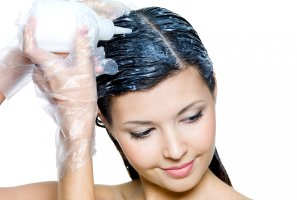 Как отстирать краску для волос с цветной и белой одежды?