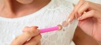 Как быстро отстирать тональный крем с белой и цветной одежды?