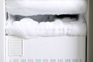Как быстро и безопасно разморозить холодильник?