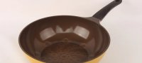 Как очистить кастрюли и сковородки с помощью канцелярского клея и соды?