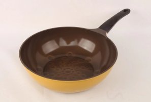 Как очистить кастрюли и сковородки с помощью канцелярского клея и соды?
